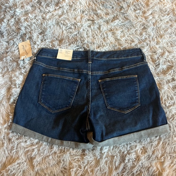 NWT Universal Thread 4” denim midi shorts - Picture 4 of 4